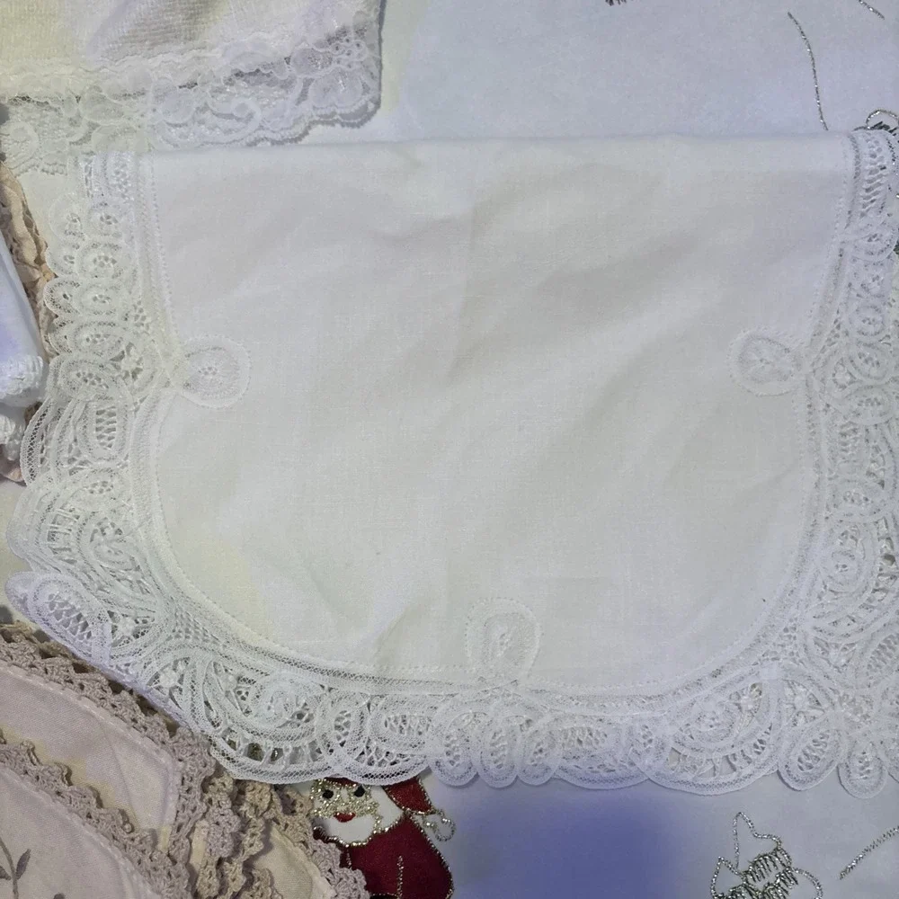 Vintage Lot Of Linen Embroidery‎ Pieces. Napkins, Hankies, Runners, Doilies.